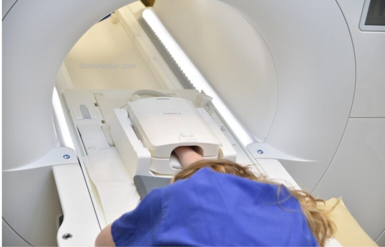 Positioning MRI Wrist and Hand in the Isocenter